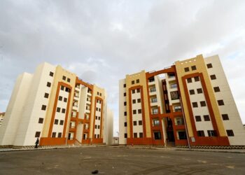وزير الإسكان يتابع موقف مشروعات الإسكان وتسليم الوحدات السكنية لمستحقيها والخدمات والمرافق بمدينة العبور الجديدة