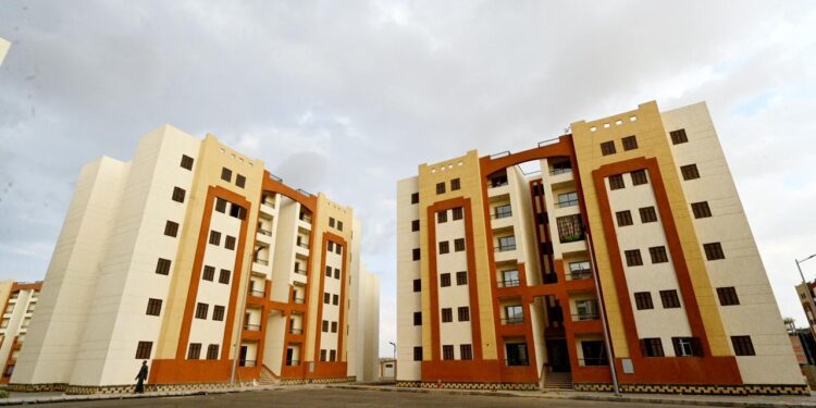 وزير الإسكان يتابع موقف مشروعات الإسكان وتسليم الوحدات السكنية لمستحقيها والخدمات والمرافق بمدينة العبور الجديدة