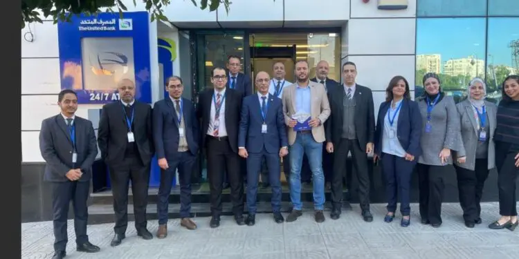 للعام الرابع.. المصرف المتحد يمنح صاحب أول معاملة بنكية في 2025 «شهادة المليونير» هدية
