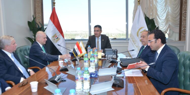 وزير التموين يبحث تعزيز التعاون مع شركة “أرتك بيبر” في مجال تصنيع الإيثانول والبجاس ولب الورق