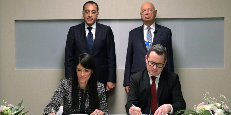 وزيرة التعاون الدولي توقّع مع المنتدى الاقتصادي العالمي خطاب نوايا لإطلاق «محفز النموالاقتصادي والتنمية»