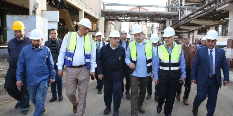 وزير قطاع الأعمال يتفقد مصانع “الدلتا للأسمدة” بطلخا ويبحث خطة إصلاح عاجلة لإعادة إحياء وتشغيل الشركة