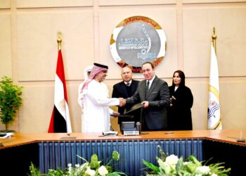 وزير الصناعة والنقل يشهد توقيع مذكرة تفاهم بشأن تطوير وتنمية منطقة لوجيستية بميناء الاسكندرية