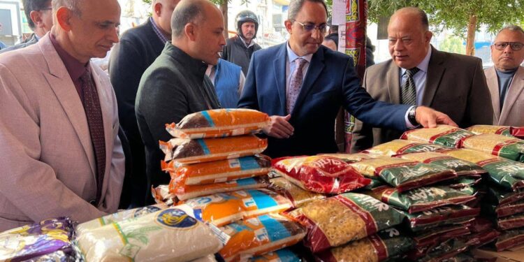 افتتاح المعرض الدائم بميدان الساعة بمدينة قنا تنفيذاً لتوجيهات وزير التموين والتجارة الداخلية