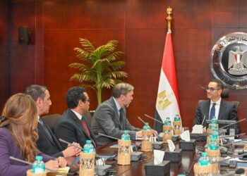 وزير الاستثمار يستعرض مع وفد شركة بي إس إتش مصر تطورات مشروع الشركة لإنتاج الأجهزة المنزلية بالعاشر من رمضان