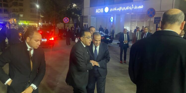 رئيس الوزراء يقدم واجب العزاء في شقيق وزير الخارجية بمسجد عمر مكرم