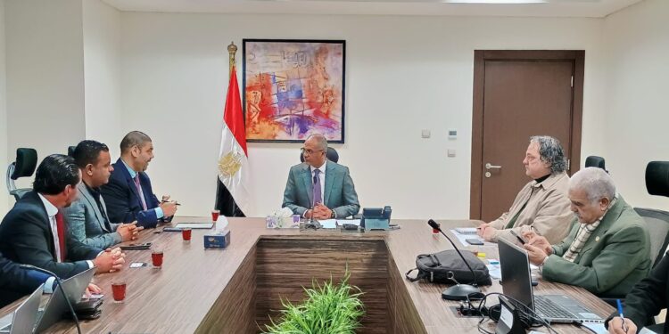 نائب وزير الإسكان يلتقي مسئولي أحد التحالفات العالمية المهتمة بصناعة مواتير وطلمبات المياه وأنظمة التحكم والعدادات الذكية