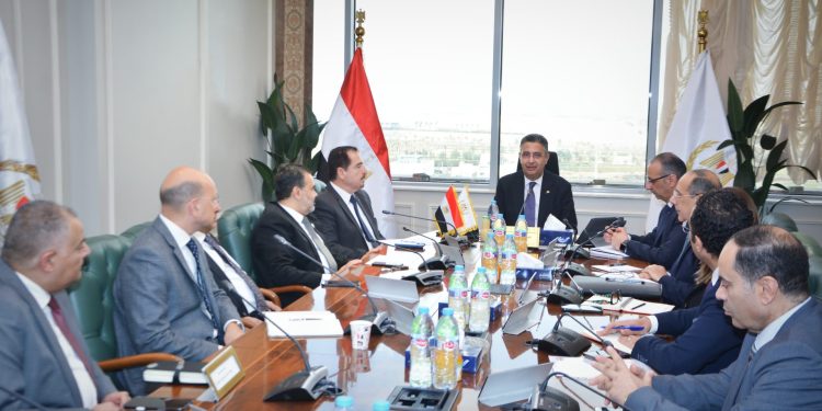 وزير التموين يعقد اجتماعًا مع ممثلي شركات الصناعات الغذائية والمنتجين والمصنعين والموردين