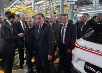 مدبولي يتجول بمصنع تجميع سيارات “جيلي” بمدينة السادس من أكتوبر