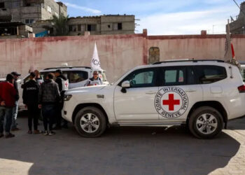 جيش الاحتلال يتسلم المحتجزات الثلاث من الصليب الأحمر بعد الإفراج عنهن بغزة