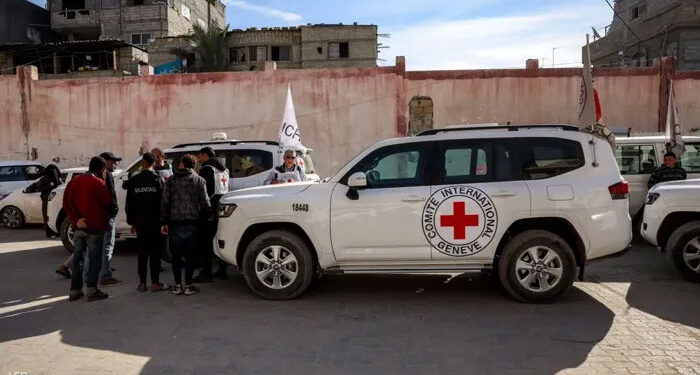 جيش الاحتلال يتسلم المحتجزات الثلاث من الصليب الأحمر بعد الإفراج عنهن بغزة