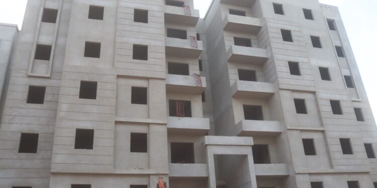 مسئولو “الإسكان” يتفقدون المشروعات السكنية والبنية الأساسية بمدينة العاشر من رمضان