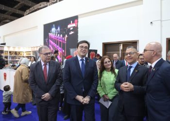 وزير الثقافة يستقبل نظيره الفنزويلي بمعرض القاهرة للكتاب لبحث تعزيز التعاون الثقافي