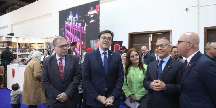 وزير الثقافة يستقبل نظيره الفنزويلي بمعرض القاهرة للكتاب لبحث تعزيز التعاون الثقافي