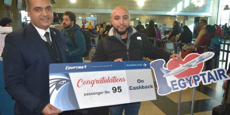 مفاجآت مصر للطيران في عيد الطيران المدني ال 95 رد قيمة التذكرة للمسافر رقم 95 بمطار القاهرة