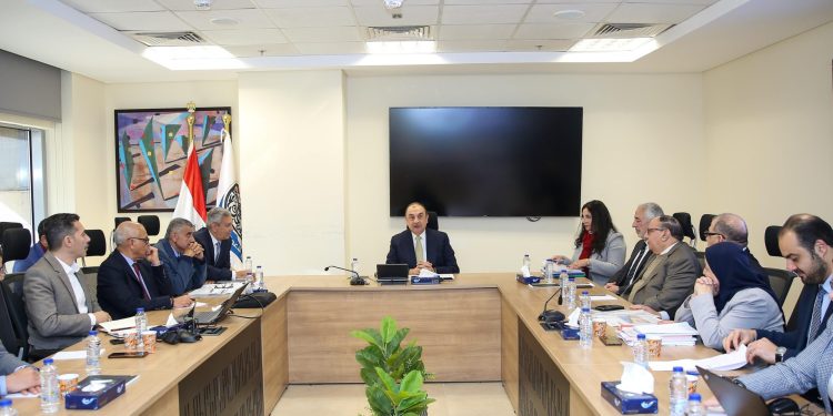 وزير قطاع الأعمال يستعرض مستجدات الموقف التنفيذي لمشروعات قطاع الأدوية ومؤشرات الأداء المالية والتشغيلية