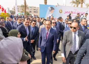 رئيس الوزراء: قافلة “تحيا مصر” المتجهة لغزة تضم 305 شاحنات تحمل 4200 طن مساعدات