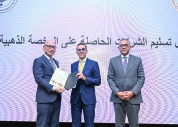 وزير الاستثمار والتجارة يسلم ٩ رخص ذهبية جديدة لعدد من المشروعات الاستثمارية الاستراتيجية