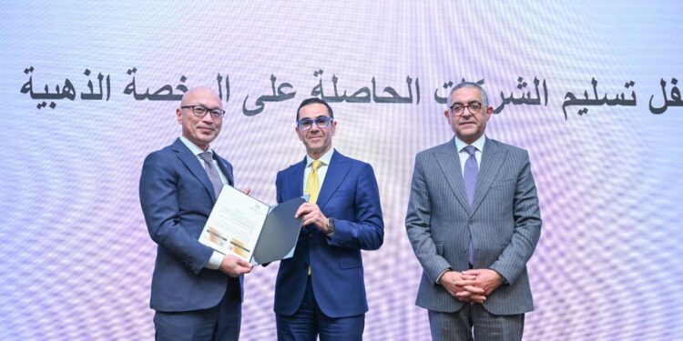 وزير الاستثمار والتجارة يسلم ٩ رخص ذهبية جديدة لعدد من المشروعات الاستثمارية الاستراتيجية