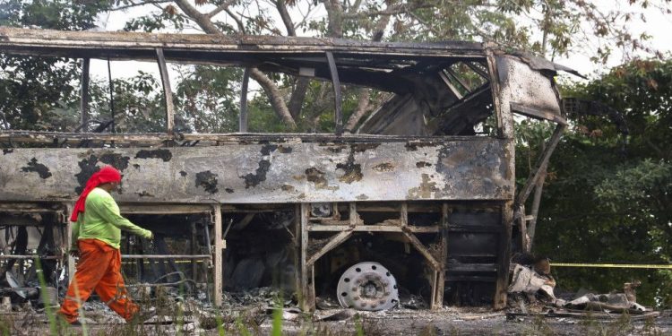 مصرع 41 فى حادث تصادم بين حافلة ركاب وشاحنة بجنوب المكسيك