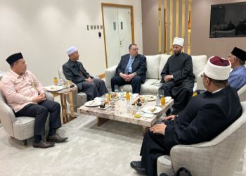 استقبله السفير المصري والقيادات الدينية في ماليزيا.. وزير الأوقاف يصل إلى ماليزيا