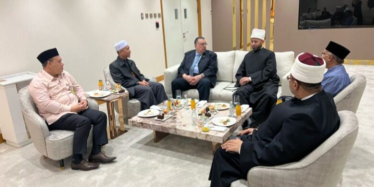 استقبله السفير المصري والقيادات الدينية في ماليزيا.. وزير الأوقاف يصل إلى ماليزيا