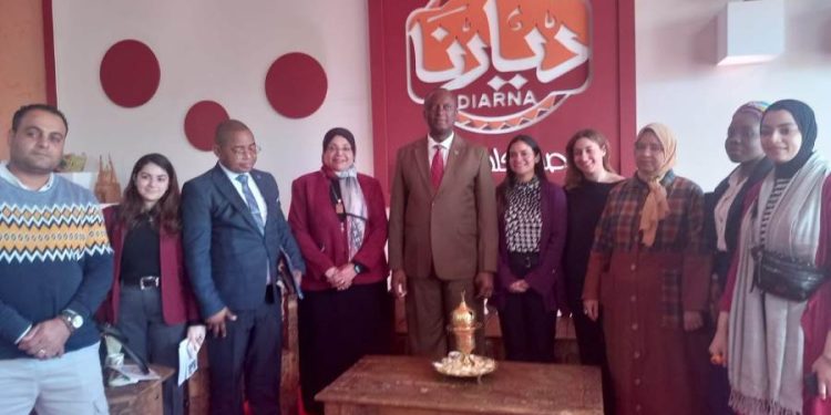 سفير جمهورية الكونغو الديمقراطية بالقاهرة يزور معرض«ديارنا للحرف اليدوية والتراثية»