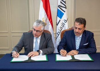 رئيس اقتصادية قناة السويس يوقع عقد مشروع لتجميع معدات الدواجن بمنطقة القنطرة