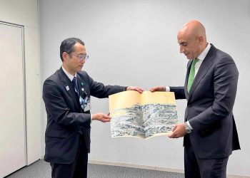 وزير التربية والتعليم يلتقي أعضاء مجلس التعليم في طوكيو لبحث تبادل الخبرات التعليمية