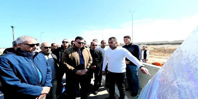 وزير الإسكان يتفقد مشروعات الطرق والوحدات وأعمال البحيرات بـ “مارينا بالساحل الشمالي”