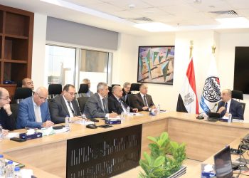 وزير قطاع الأعمال يجتمع برؤساء الشركات القابضة لمتابعة تنفيذ خطط العمل ومشروعات التطوير