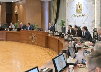 رئيس الوزراء يجتمع مع رئيس الاتحاد الدولي للرياضة الجامعية والوفد المرافق له