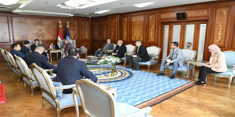 الفريق أسامة ربيع يبحث سبل التعاون المشترك مع رئيس شركة فامسون الصينية