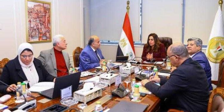 وزيرة التنمية تتابع مستجدات منظومة المخلفات الصلبة بالجيزة مع شركة نهضة مصر للخدمات البيئية