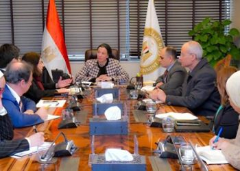 وزيرة البيئة تناقش نتائج تقييم أنشطة مشروع ادارة تلوث الهواء وتغير المناخ بالقاهرة الكبرى