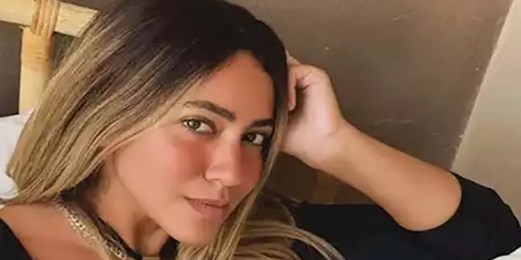 هند عبد الحليم تطلب الدعاء لوالدها قبل دخوله غرفة العمليات