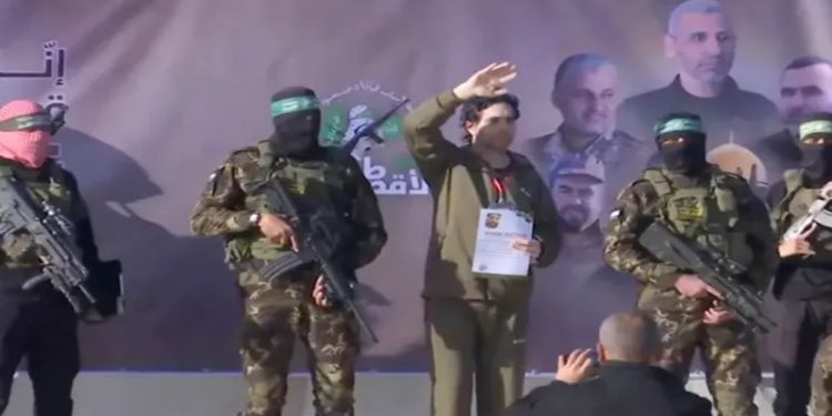 “حماس” تُسلم الصليب الأحمر محتجزين إسرائيليين ضمن صفقة التبادل