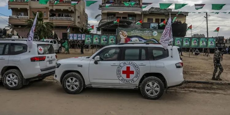 سيارات الصليب الأحمر تصل مكان تسلم المحتجزين الإسرائيليين فى غزة