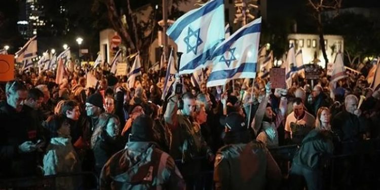 إعلام إسرائيلي عن عائلات المحتجزين: ندعو نتنياهو وترامب إلى الاستمرار في الدفع نحو استعادة جميع المحتجزين