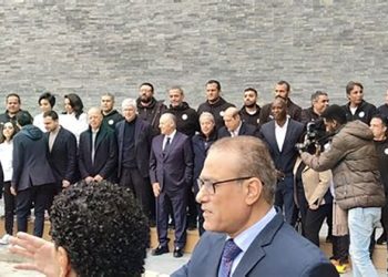 هانى أبو ريدة يهدى قميص منتخب مصر لـ أرسين فينجر