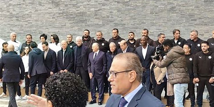 هانى أبو ريدة يهدى قميص منتخب مصر لـ أرسين فينجر