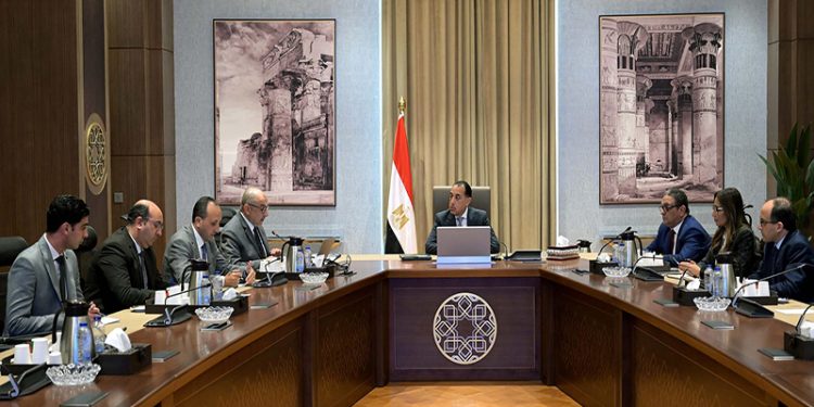 رئيس الوزراء يتابع تطوير شركات قطاع الأعمال العام