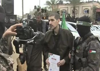 الصليب الأحمر يتسلم 3 رهائن إسرائيليين من الفصائل الفلسطينية بوسط غزة