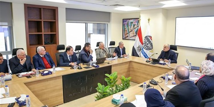 وزير قطاع الأعمال العام يتابع آخر مستجدات مشروعات قطاع الصناعات المعدنية التابع للوزارة