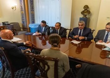 وزير الخارجية والهجرة يلتقي رئيس لجنة الشئون الخارجية بمجلس النواب الأمريكي