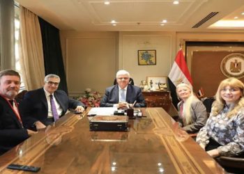 وزير التعليم العالي يبحث سبل تعزيز التعاون مع وفد جامعة إسكس البريطانية