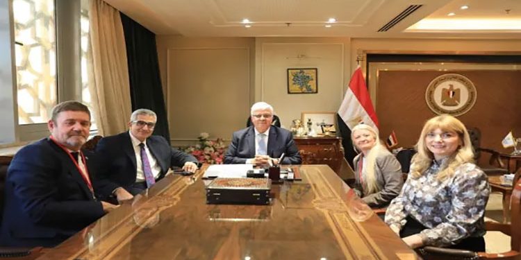 وزير التعليم العالي يبحث سبل تعزيز التعاون مع وفد جامعة إسكس البريطانية