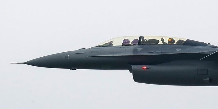 مصرع طيار أمريكي وإصابة آخر في حادث إطلاق نار بقاعدة عسكريه