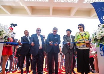 وزير السياحة والآثار يفتتح منتجع سياحي جديد بمنطقة خليج مكادي بمدينة الغردقة