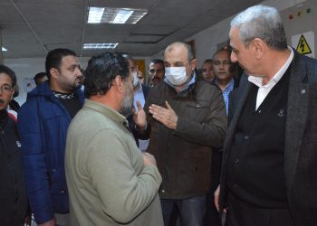 وزير قطاع الأعمال يتفقد موقع حادث الخزان بشركة غزل المحلة ويزور المصابين الأربعة للاطمئنان على حالتهم